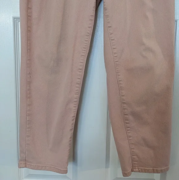 *Sold*ALBOTS Outlet Simply Flattering 5 Pocket Jeans - Picture 4 of 9